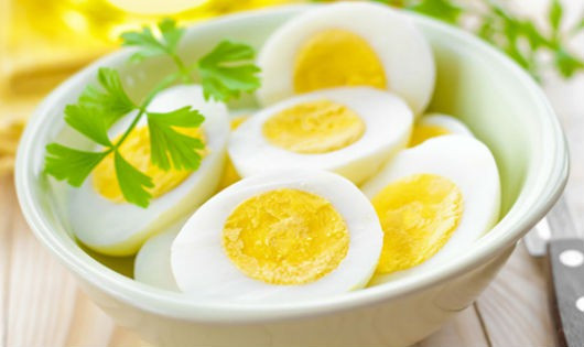 Ngoài ra, trứng, thịt gà cũng là lựa chọn hàng đầu để cung cấp protein cho cơ thể. Súp đậu, rau xanh, bông cải xanh, yến mạch... là những thực phẩm thường xuyên có mặt trong thực đơn của Ivanka.