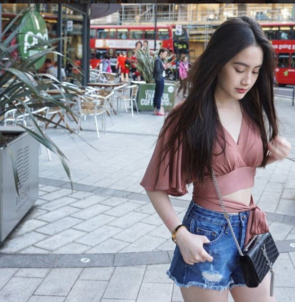 Ngoài nhan sắc "vạn người mê", Sivilay còn khiến nhiều người ghen tị khi xuất thân trong gia đình giàu có thông qua những hình ảnh trên trang cá nhân. Cô nàng sở hữu gu thời trang sang chảnh và quyến rũ vô cùng.