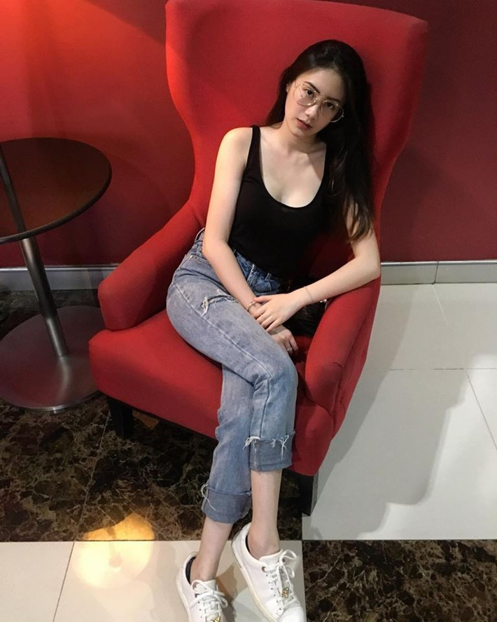 Bình thường cô cũng giản dị với áo ba lỗ và quần jean cá tính.