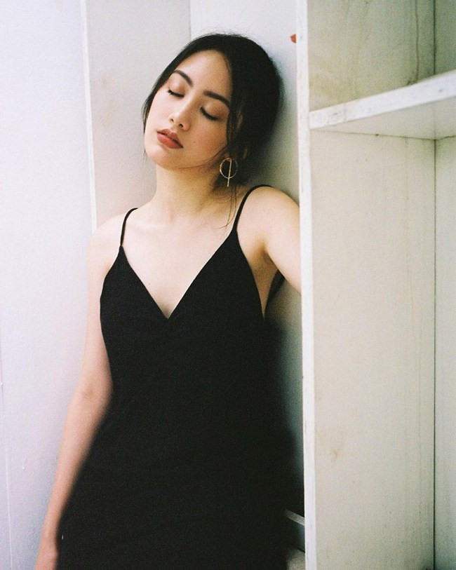 Cô nàng quyến rũ với các áo váy hai dây sexy.