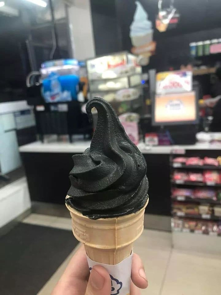 Ngoài ra, một số các nhãn hàng kem nổi tiếng cũng sản xuất các loại kem mang hương vị tinh than tre, thu hút giới trẻ khá nhiều.
