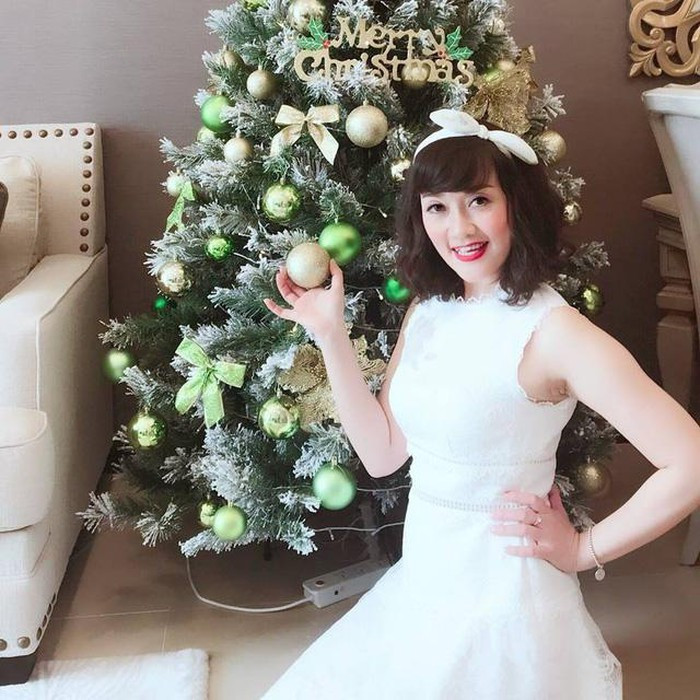 Sở hữu làn da trắng nên cô khá dễ dàng trong việc lựa chọn màu sắc trang phục cho mình.