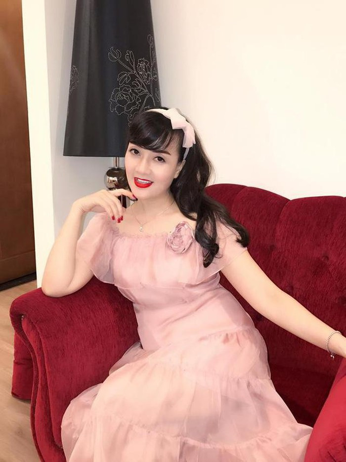 Ở nhà, nữ nghệ sĩ thường xuyên mặc váy vóc nữ tính đủ các loại màu.