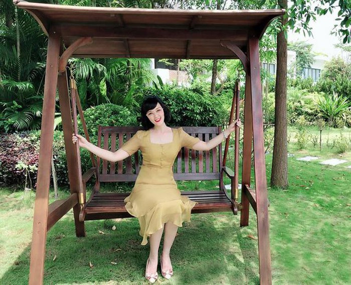 Với cách ăn mặc khá trẻ trung nên người đối diện khó đoán được độ tuổi thật của Vân Dung.