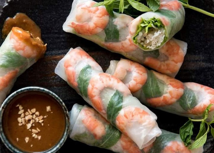 Cuốn bỗng: Cuốn bỗng có hai loại, một loại cuốn bằng lá hẹ hoặc hành, một loại cuốn bằng nem tráng. Về bản chất, đặc sản Hải Phòng này không có nhiều khác biệt so với phở cuốn. Tuy nhiên, điều độc đáo là dấm bỗng, một loại nước chấm không thể thiếu trong bữa ăn của người Hải Phòng.