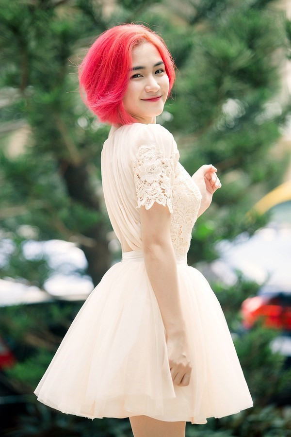 Mái tóc quá chói dường như không ăn nhập với gương mặt của Hòa Minzy.