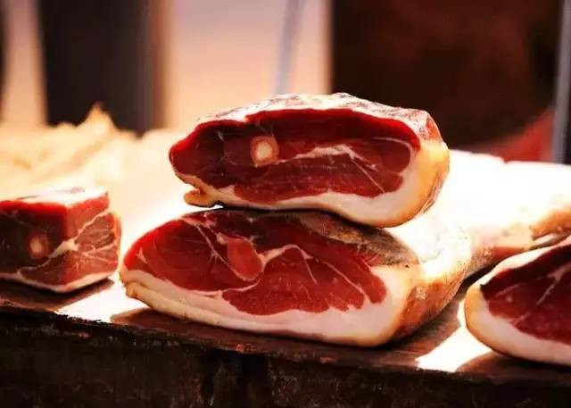 Những miếng thịt chín khói khi cắt ra vẫn còn nguyên màu đỏ au rất đẹp mắt, từng lớp chất béo nhìn rõ ràng, có thể ăn được luôn hoặc chế biến thành nhiều món khác.