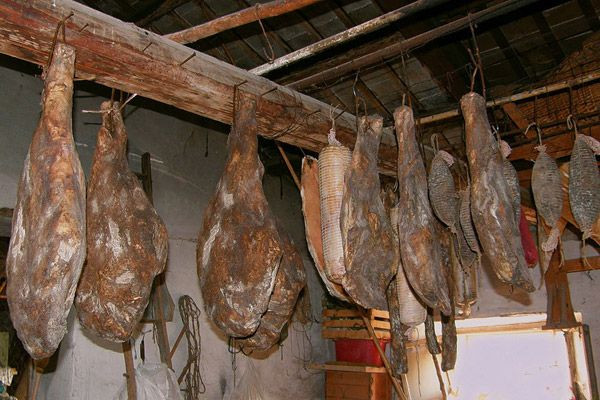 Hầu hết các hộ gia đình tại đây đều tự làm đùi lợn hun khói tại nhà, họ treo chúng trên xà nhà suốt nhiều năm.