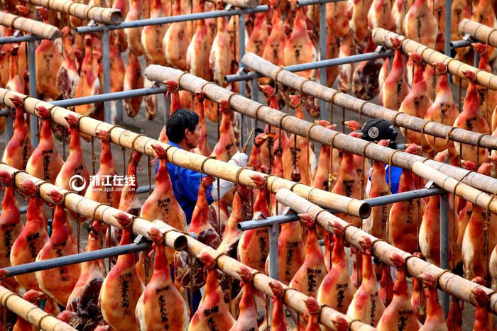 Tiếp theo, người ta sẽ đặt thịt ở nơi thoáng mát và thoáng khí để nó được lên men tự nhiên đến khi bề mặt có vẻ bị mốc. Ngay cả khi quá trình lên men kết thúc thì chúng vẫn được treo trên xà ngang trong nhà. Sau vài năm, những chiếc đùi lợn sẽ săn chắc lại, thịt càng để lâu thì vị càng ngon.
