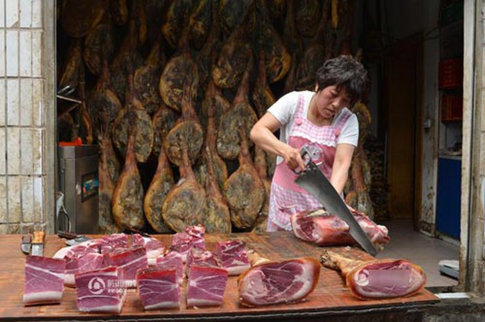 Thịt lợn này rất nổi tiếng nên thu hút đông du khách trong và ngoài nước đến mua, giá cả tùy vào số năm hun khói của thịt.
