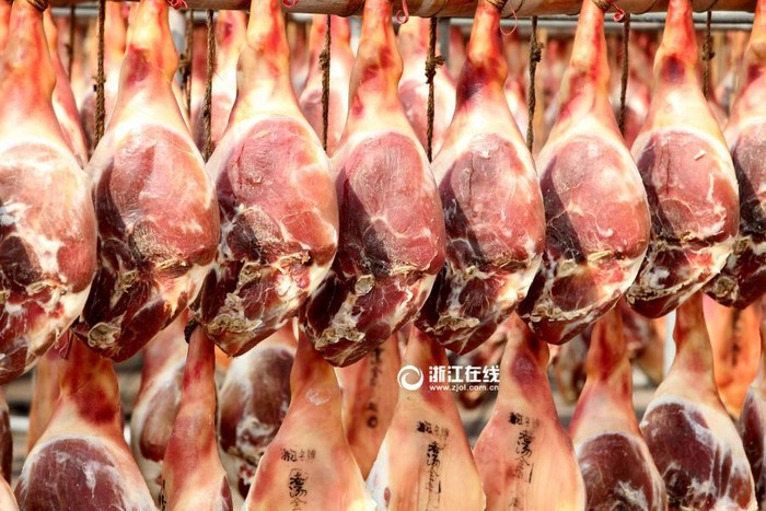 Để có được món đùi lợn hun khói ngon nổi tiếng, đầu tiên, họ sẽ làm sạch phần đùi lợn, thay vì sử dụng nước lạnh thông thường, họ sẽ rửa bằng rượu ngô, điều này khiến thịt có mùi thơm hơn rất nhiều.