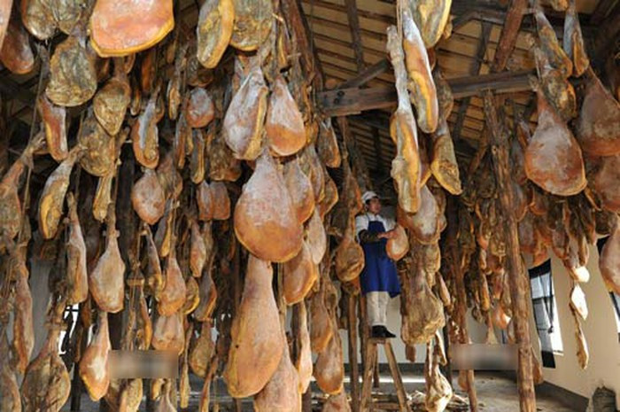 Trung bình người dân ở đây treo thịt khoảng 3 năm, thậm chí có thể lên tới hàng trăm năm vẫn có thể ăn được. Mặc dù bề ngoài bị mốc nhưng khi cắt bỏ lớp mốc này, thịt mỡ bên trong trắng đục, béo và rất thơm.
