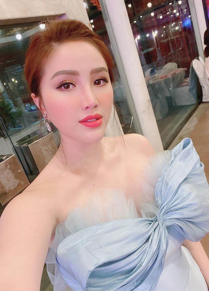 Các bộ đầm ôm dáng giúp khoe triệt để đường cong, vòng một nóng bỏng của Bảo Thy.