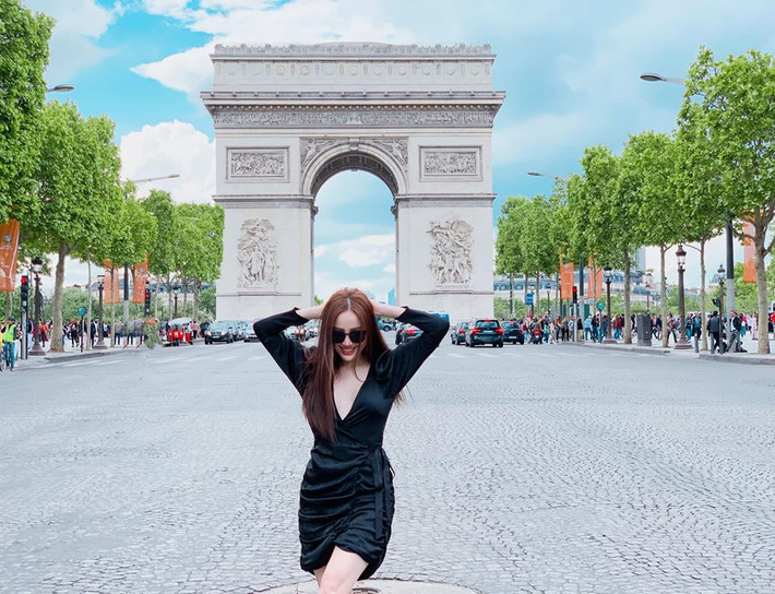 Chiếc đầm đen ôm sát tôn lên đường cong bốc lửa của nữ ca sĩ trong chuyến du lịch gần đây.