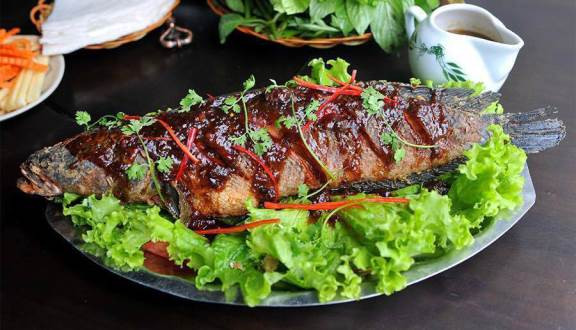Cá sông được chế biến thành các món khác nhau như Cá nheo ôm chuối đậu, cá ngạnh rán, canh cá Lăng phảng phất hương vị của miền sông nước Đà Giang luôn hấp dẫn thực khách. Các món cá sông Đà thường được bán ở Ao Vua, Khoang xanh Suối tiên, Đầm Long…