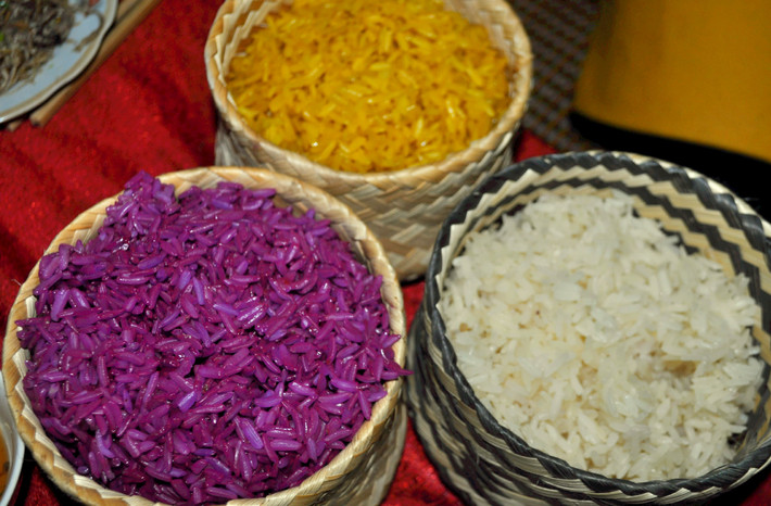 Xôi nếp nương ở Ba Vì được đồ cũng rất công phu, gạo để đồ xôi phải được ngâm nhiều giờ trước khi đồ xôi để cho xôi không bị sượng. Để có được đĩa xôi mềm dẻo không dính tay thì người dân nơi đây phải đồ qua hai lần đồ thì mới dẻo và xôi được chín hoàn toàn bằng hơi. Sau khi đồ xôi lần đầu thì người ta lấy xôi ra trải ra cho đều để một lúc rồi người ta lại cho vào chõ và được đồ lại lần hai, đồ xôi như vậy thì xôi sẽ chín rất đều.