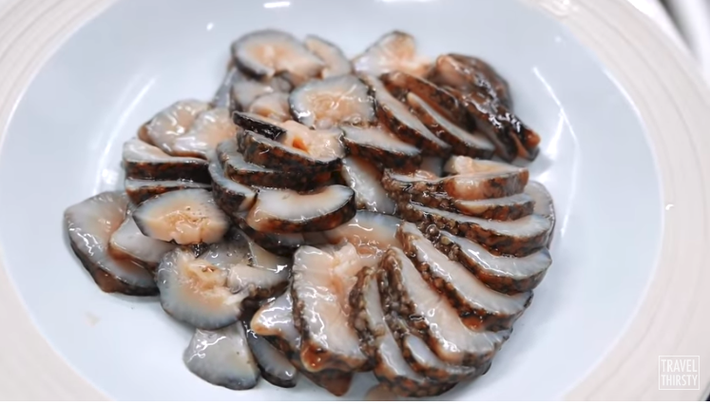 Một số nhà hàng có thể phục vụ đĩa đỉa biển ngâm sẵn nước gia vị thơm ngon. Ngoài ra, món ăn này cũng đi kèm trong bữa tiệc đặc sản sống nức tiếng ở đảo, bao gồm cá, bào ngư, bạch tuộc, nhím biển…