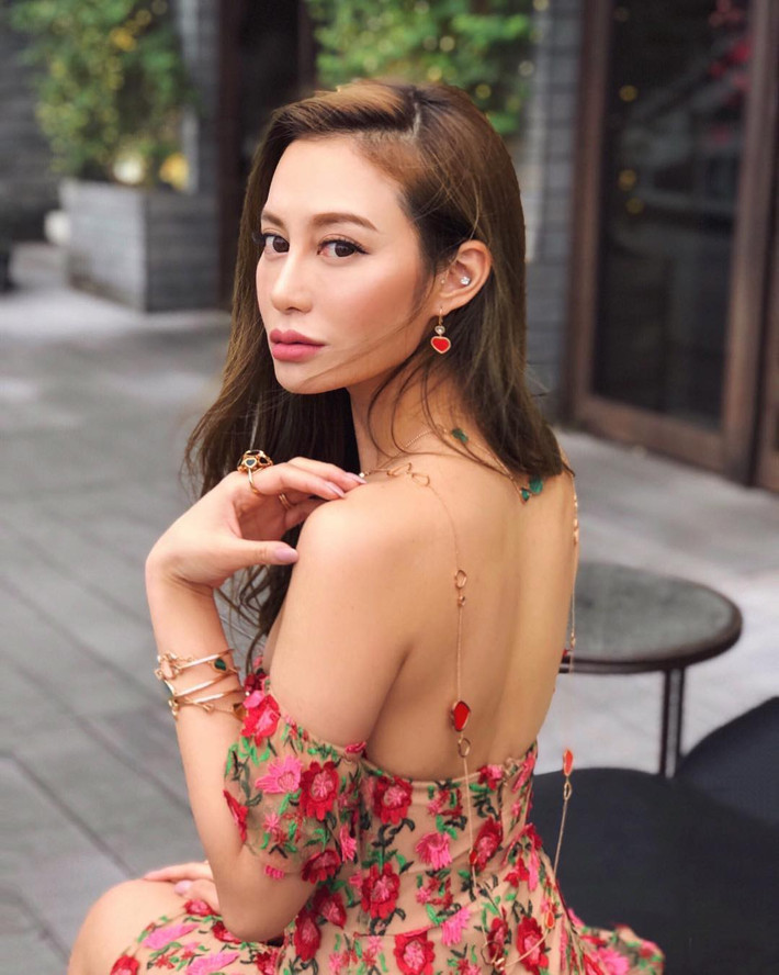 Các kiểu váy hở lưng cũng khiến bà mẹ một con trông cực kỳ nóng bỏng.