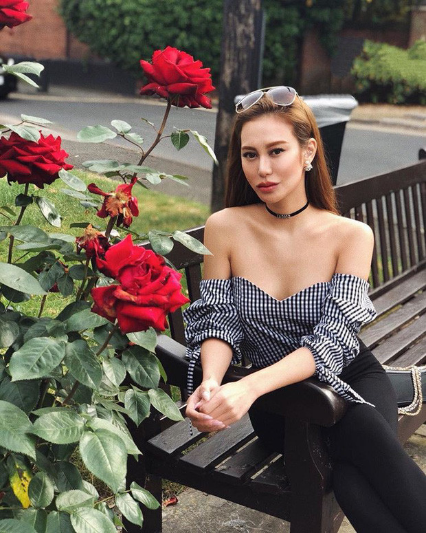 Nàng ái nữ tỷ phú khoe vòng một lấp ló trong chiếc áo trễ vai.