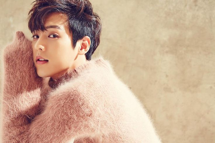 Lee Minhyuk (MONSTA X): Lee Minhyuk được mệnh danh là chuyên gia chăm sóc da của MONSTA X. Anh chàng có thói quen chăm sóc da kỹ lưỡng nhất kể cả khi bận rộn. Đáng chú ý là phương pháp dưỡng da 3 lần.