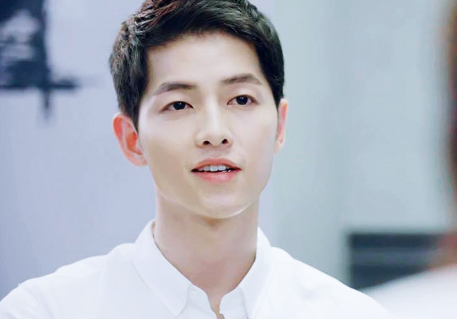 Nam thần xứ Hàn này cũng thường xuyên dùng kem chống nắng và mặt nạ dưỡng da. Kem chống nắng là “cứu tinh” không chỉ dành cho phái nữ mà cánh mày râu cũng cần sử dụng mỗi khi ra ngoài. Đây là cách bảo vệ da căn bản mà ai cũng cần biết. Đồng thời nên đắp mặt nạ mỗi ngày để chăm sóc da giúp da căng mịn.