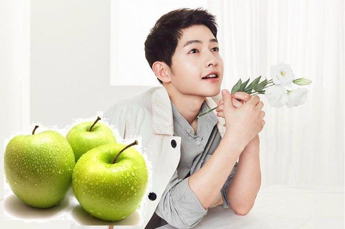 Theo anh, việc chăm sóc da nên thực hiện từ bên trong hơn là dùng các mỹ phẩm cho nên ngày nào anh cũng ăn một quả táo. Bởi trong táo chứa nhiều chất chống oxy hóa mạnh cùng các vitamin có lợi sẽ giúp làn da khỏe, trắng sáng và căng mịn hơn.