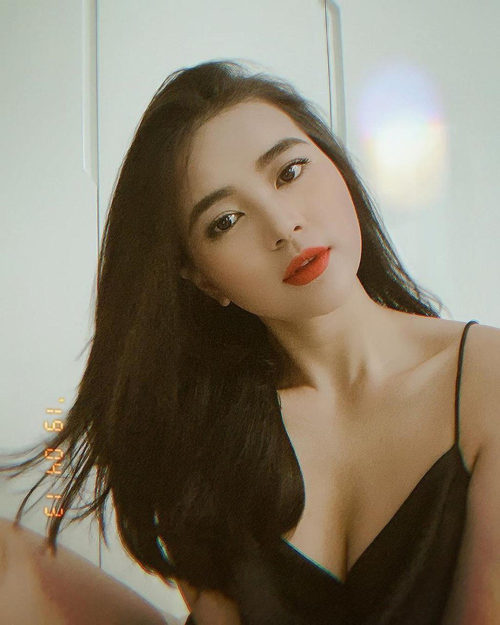 Diệu Thúy khoe vòng một lấp ló sau chiếc váy hai dây cực gợi cảm. Ảnh: Internet.