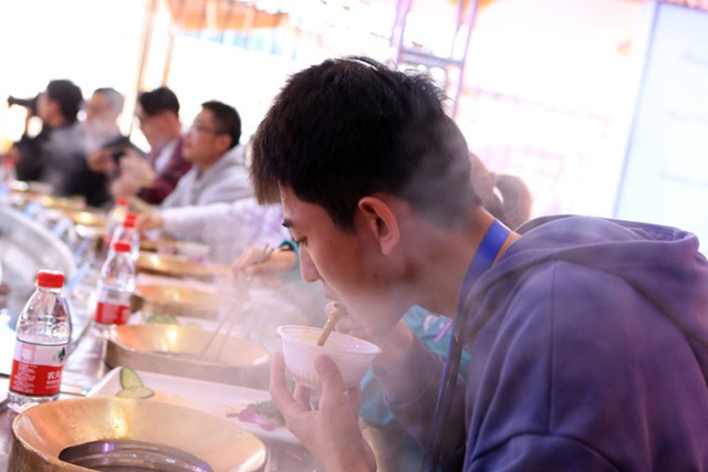 Nhà hàng phải mất tới 5 ngày mới lắp ráp xong chiếc nồi khổng lồ để kịp mang tới trưng bày tại hội chợ.