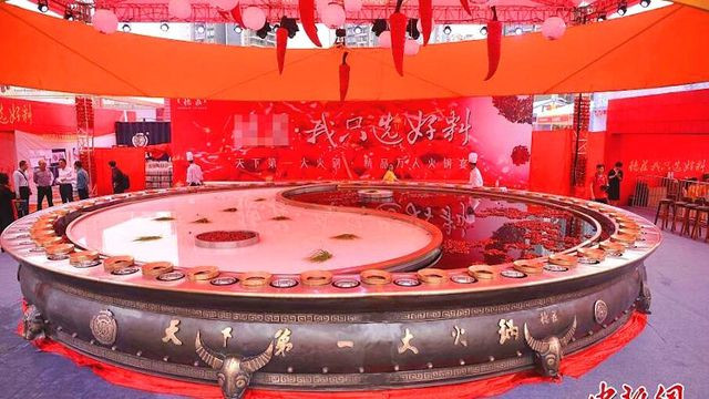 Nồi lẩu khổng lồ này có thể cho phép 56 người ăn cùng một lúc, có đường kính gần 10 mét, cao 1 mét, nặng 13 tấn.
