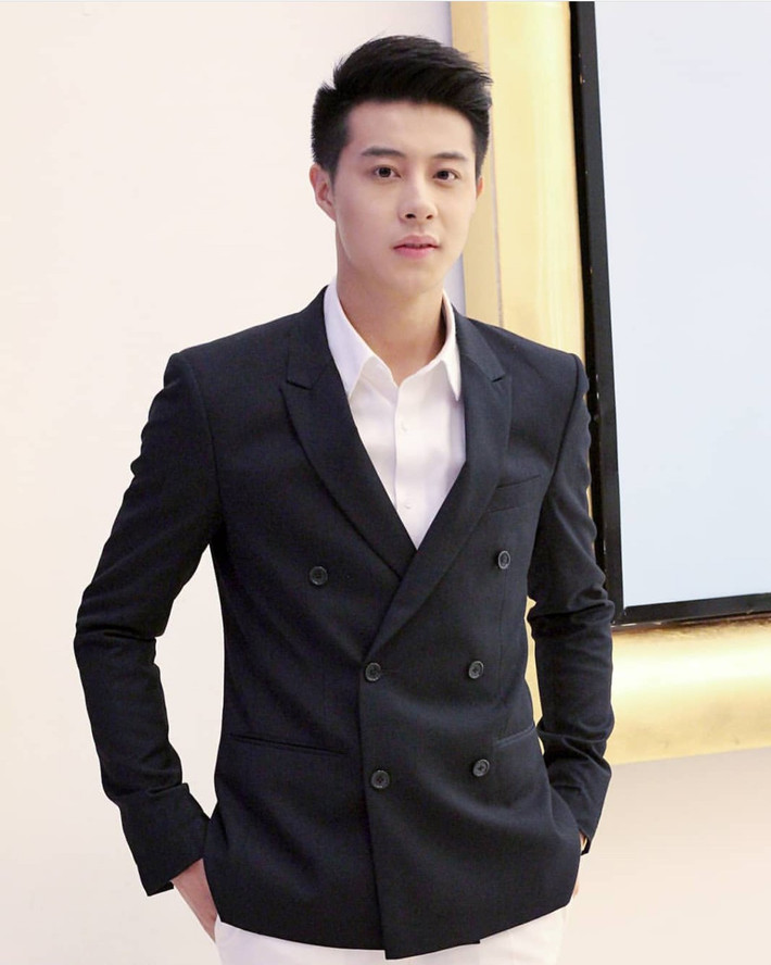 Mỹ nam mang dòng máu lai Thái Lan - Trung Quốc thường xuyên mặc vest lịch lãm.