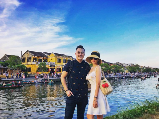 Băng Di và bạn trai đại gia phối đồ đen - trắng đơn giản trong chuyến du lịch Hội An. Ảnh: FBNV.