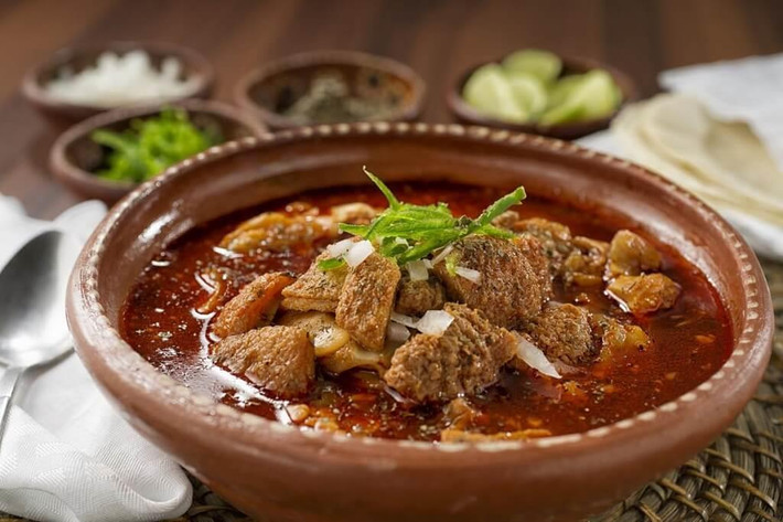 Người Mexico ăn món này nhồi vào trong một chiếc bánh taco. Dạ dày bò ngon, mềm sau khi được hầm nhừ cùng với nước sốt taco ngon làm từ nước mắm, jalapeño và nước cốt chanh.