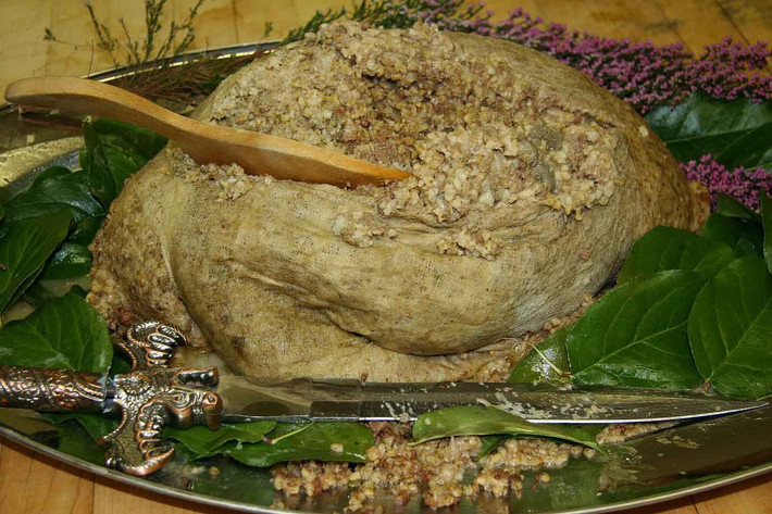 Nội tạng xay nhuyễn được trộn với hành, mỡ, bột yến mạch và các loại gia vị, sau đó nhồi vào trong dạ dày. Các công thức có thể khác nhau tùy theo sở thích từng người, nhưng tim, phổi và gan cừu là không thể thiếu.