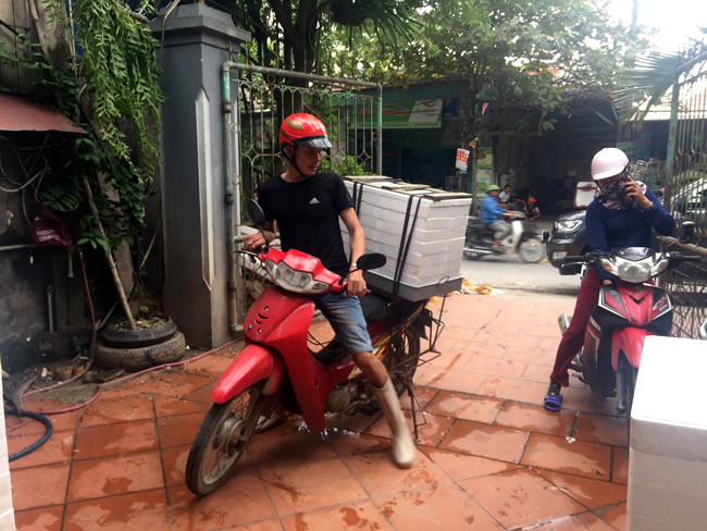 “Giá thu mua ngay tại ruộng rươi dao động từ 400.000 - 450.000/1kg tuỳ theo loại rươi đẹp hay xấu, to hay nhỏ. Sau đó đưa về bảo quản tại nhà trước khi xuất ra thị trường”.