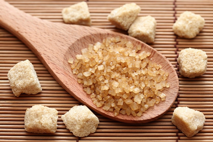 Đường mía: Đường mía thô chưa tinh luyện chứa các muối sắt, các muối khoáng tốt cho sức khỏe của bạn. Dù là một trong những chất ngọt tự nhiên có thể lựa chọn thay thế đường ăn thông thường nhưng bạn vẫn nên sử dụng ở mức tối thiểu.