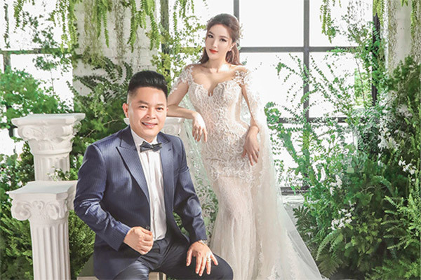 Thiết kế với phần tà dài rộng thêu ren tinh xảo đến từng chi tiết, phần tay cape nhẹ nhàng phủ trên vai vừa gợi cảm mong manh vừa kín đáo rất hợp với tính cách của Bảo Thy.