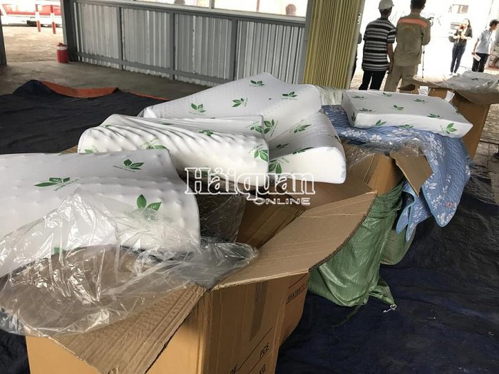 Mỗi thùng carton được đóng khoảng 20 ruột gối cao su. Ảnh: T.H