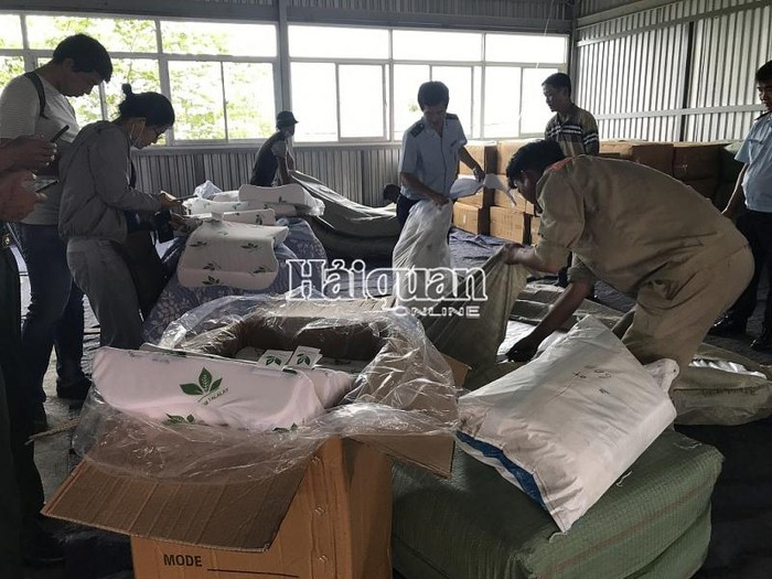 Hàng hóa chủ yếu là nệm và gối cao su. Ảnh: T.H