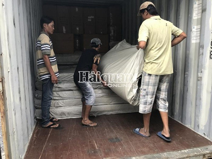 Toàn bộ hàng hóa giả đang được cơ quan Hải quan trưng cầu giám định. Ảnh: T.H