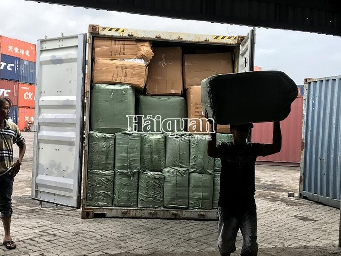 Hơn 7 tấn hàng được chất đầy trong container. Ảnh: T.H
