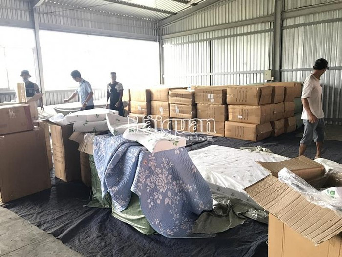 Còn số nệm sao cu được để trần trong container. Ảnh: T.H