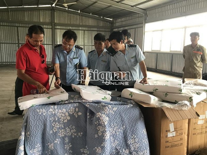 Hàng ngàn sản phẩm chăn, gối, nệm giả mạo xuất xứ Việt Nam. Ảnh: T.H