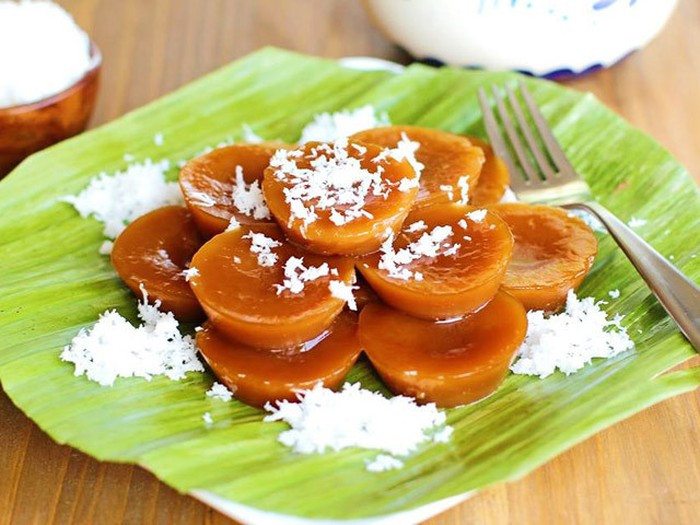 Đây là món bánh ở Philippines cũng rất phổ biến trong đời sống người dân. Khi thưởng thức thì người Philippines sẽ ăn cùng với một ít dừa nạo sợi béo ngậy.