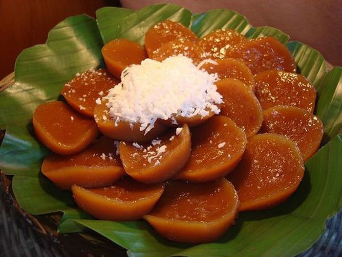 Bánh Kutsinta: Tương tự như bánh Puto, Kutsinta cũng được làm từ bột gạo. Tuy nhiên, thay vì xốp mềm như Puto thì Kutsinta lại có độ dính và dai.