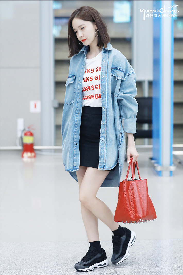 Dù hết sức nổi tiếng nhưng Yoona vẫn ăn mặc giản dị hết nấc, cô nàng thường xuyên lên đồ chuẩn style tinh tế, thanh lịch, đẹp nhưng không diêm dúa, thu hút nhưng chẳng quá cầu kì.