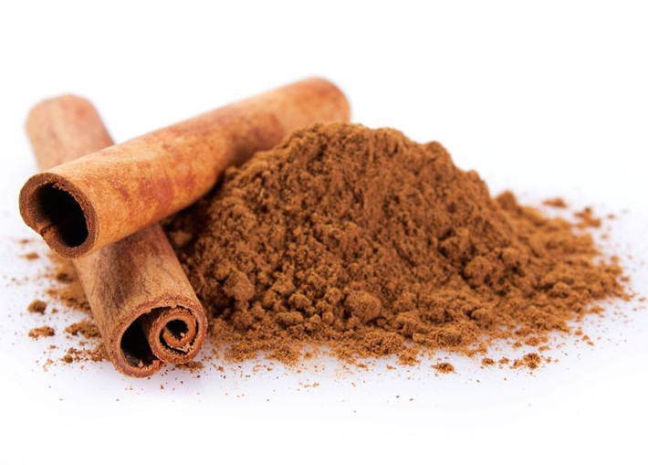 Quế: Quế kích thích sản sinh collagen, một chất thiết yếu cho làn da khỏe mạnh và tươi tắn. Quế còn giúp thải độc da. Hãy hòa một thìa cà phê bột quế với lượng vừa đủ mật ong và dầu ô-liu để tạo hỗn hợp đặc rồi thoa đều lên da.