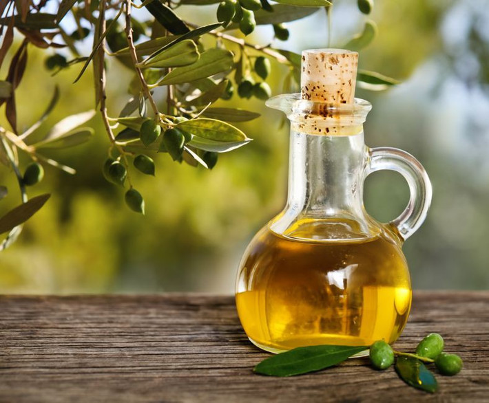 Dầu ô-liu: Dầu ô-liu dầu các chất chống oxy hóa như vitamin A và E, nhờ đó giúp cải thiện làn da chảy xệ, giúp da trẻ trung và khỏe mạnh hơn. Hãy dùng lò vi sóng làm ấm hai thìa canh dầu ô-liu, sau đó thoa đều lên da và xả sạch sau vài phút.