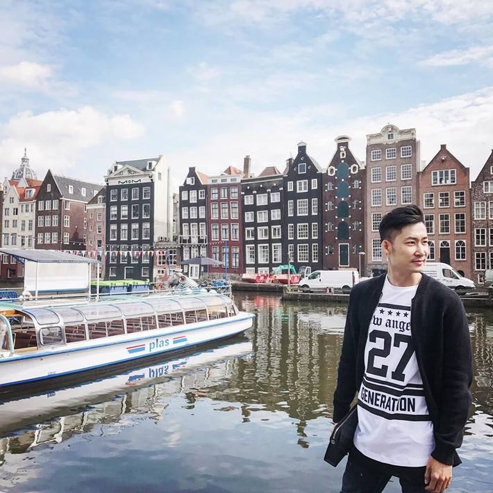 Mới đây, sau khi đóng máy quay phim "Hoa hồng trên ngực trái", nam diễn viên vừa có chuyến du lịch Hà Lan. Trong chuyến đi, anh mặc áo phông quần jean đơn giản mà lịch lãm.