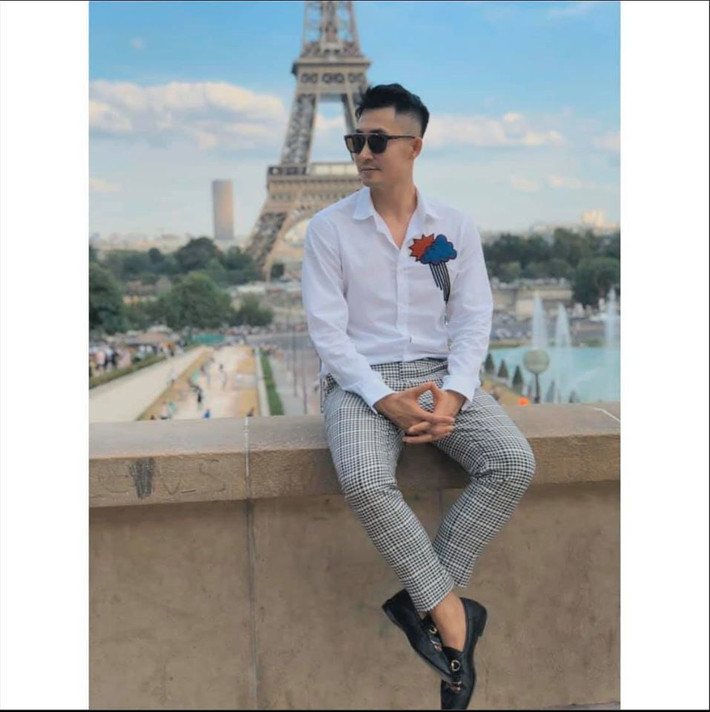 Trên trang cá nhân, anh chàng thường đăng hình ăn mặc lịch lãm và chụp ảnh tại những địa điểm du lịch nổi tiếng thế giới.