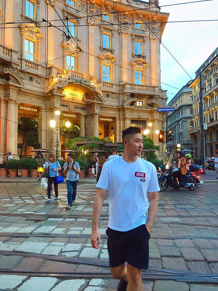 Đen trắng là hai gam màu trang phục được anh chàng yêu thích.